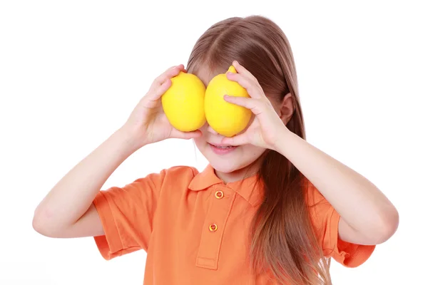 Petite fille aux citrons jaunes frais — Photo