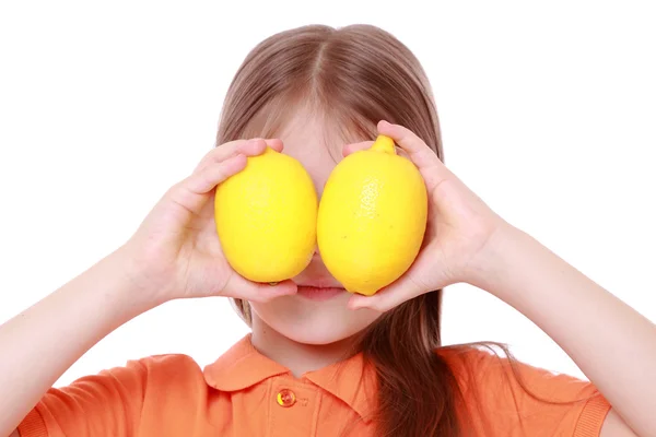 Niña con limones amarillos frescos —  Fotos de Stock