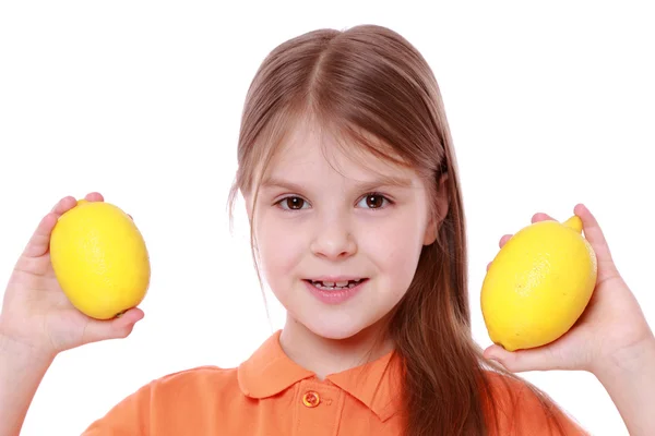 Niña con limones amarillos frescos —  Fotos de Stock