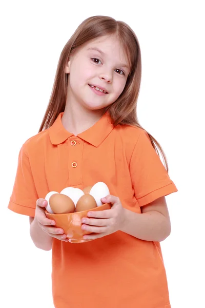 Niño sosteniendo huevos — Foto de Stock