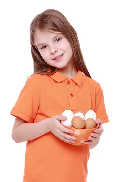 Ребёнок держит яйца — стоковое фото