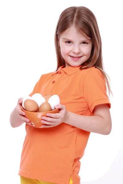 Ребёнок держит яйца — стоковое фото