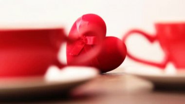 bardak ve kırmızı yüzük kutusu