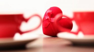 bardak ve kırmızı yüzük kutusu