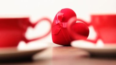 bardak ve kırmızı yüzük kutusu