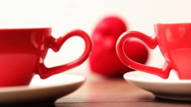 bardak ve kırmızı yüzük kutusu