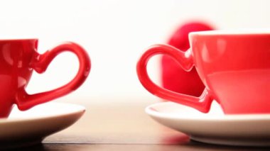 bardak ve kırmızı yüzük kutusu