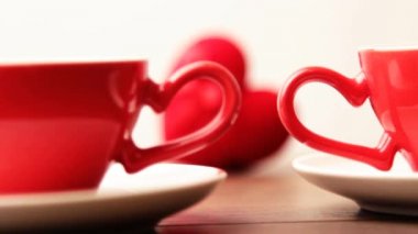 bardak ve kırmızı yüzük kutusu