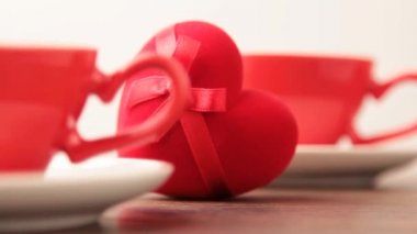 bardak ve kırmızı yüzük kutusu