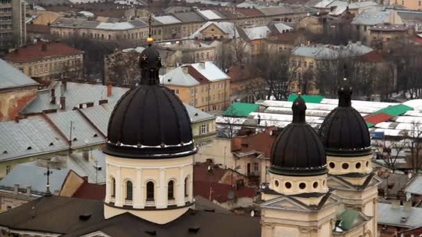 Пташиного польоту над дахами Львів — стокове відео