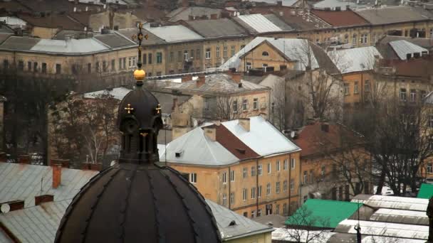 Luchtfoto uitzicht over het dak van lviv — Stockvideo