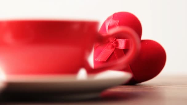 Tazas y caja de anillo rojo — Vídeos de Stock