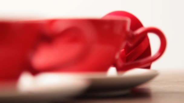 杯子和红色的戒指盒 — 图库视频影像