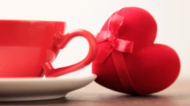 Tazas y caja de anillo rojo — Vídeo de stock