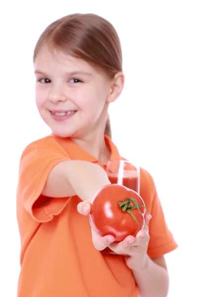 Ragazza che tiene succo di pomodoro — Foto Stock