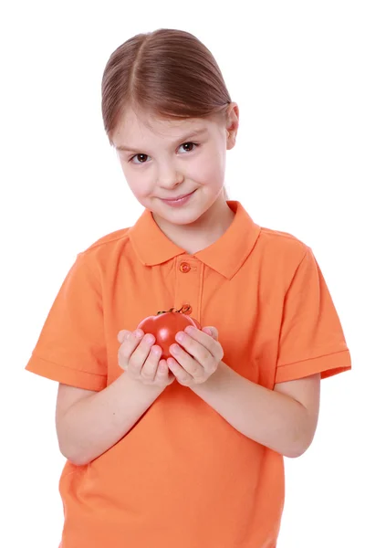 Dívka hospodářství rajče — Stock fotografie