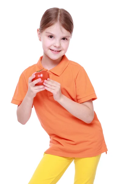 Chica sosteniendo tomate —  Fotos de Stock