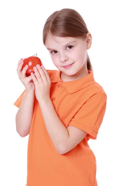 Menina segurando tomate — Fotografia de Stock