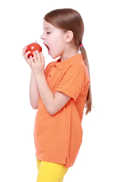 Девушка держит помидор — стоковое фото