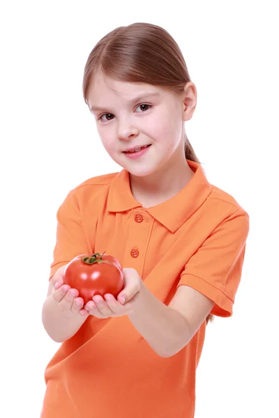 女の子ホールディング トマト — ストック写真