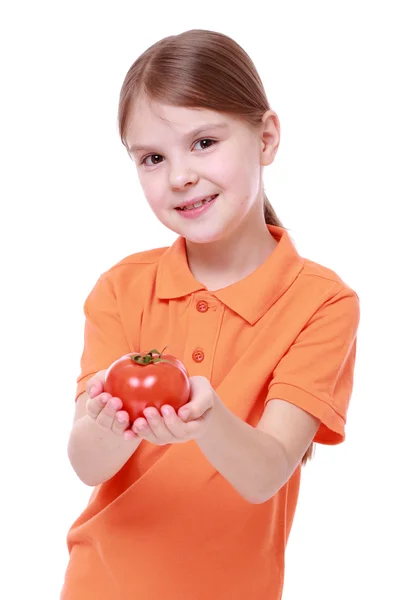 Meisje bedrijf tomaat — Stockfoto