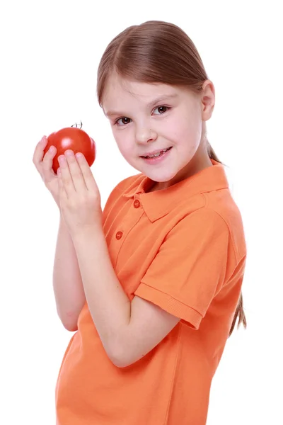 Menina segurando tomate — Fotografia de Stock