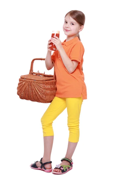 Dziewczynka picie soku pomidorowego — Zdjęcie stockowe