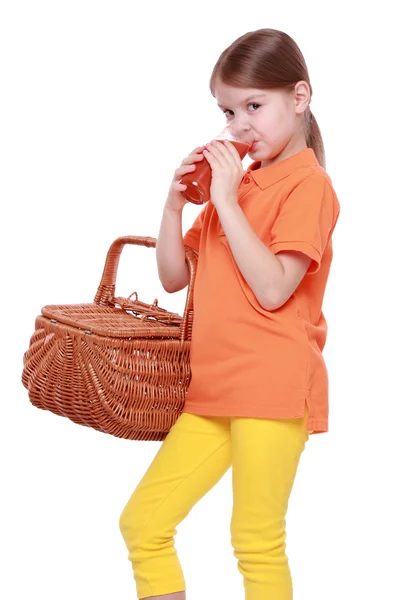 Девочка пьет томатный сок — стоковое фото