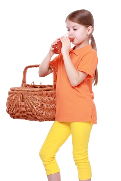 Menina bebendo suco de tomate — Fotografia de Stock
