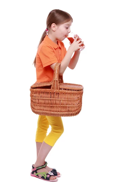 Petite fille boire du jus de tomate — Photo