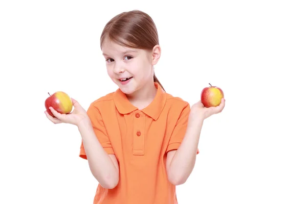 Девушка с красными яблоками — стоковое фото