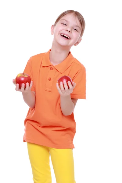 Девушка с красными яблоками — стоковое фото