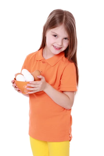 女孩抱着一碗鸡蛋 — 图库照片