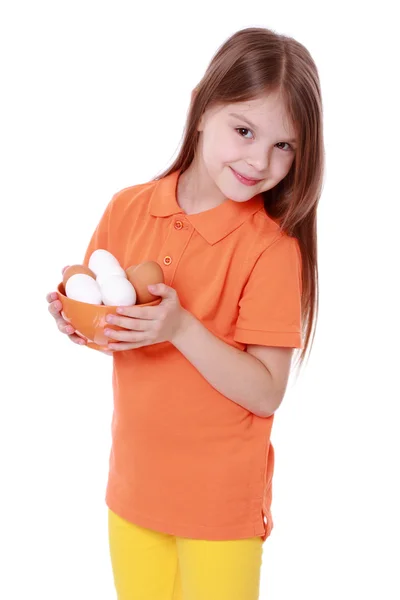 Menina segurando uma tigela de ovos — Fotografia de Stock