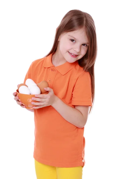 Menina segurando uma tigela de ovos — Fotografia de Stock