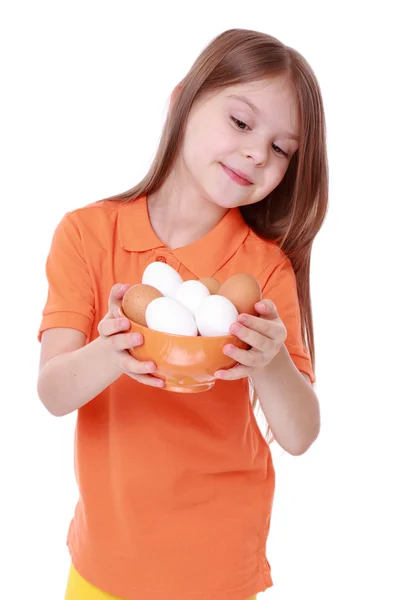 Chica sosteniendo un tazón de huevos — Foto de Stock