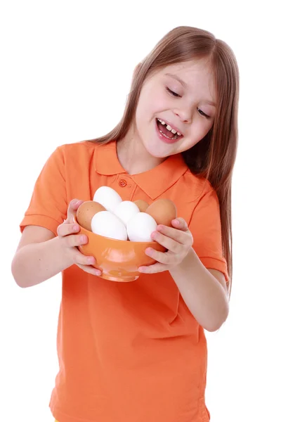 Девушка держит миску с яйцами — стоковое фото