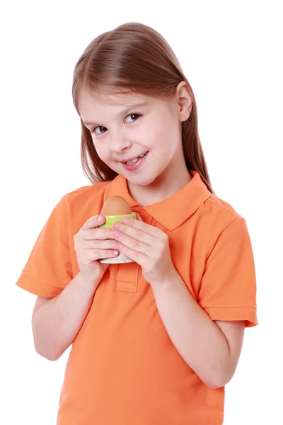 Niña sosteniendo un huevo — Foto de Stock