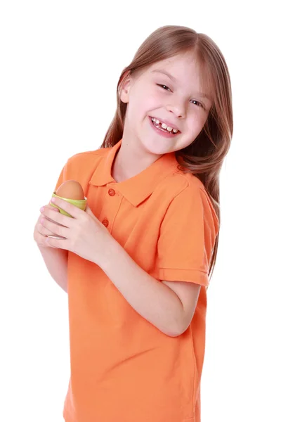 Маленькая девочка держит яйцо — стоковое фото