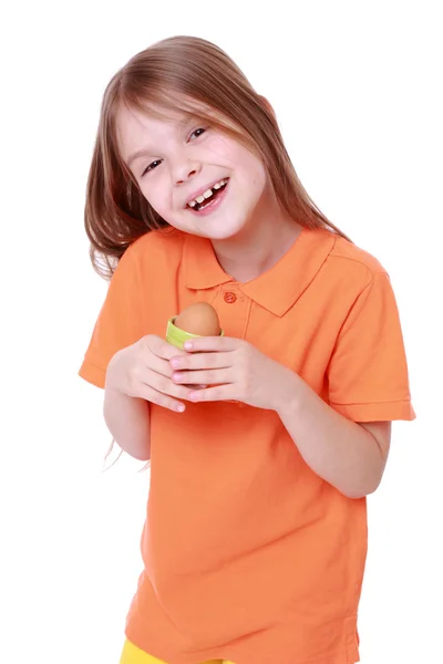 Ragazzina con un uovo in mano — Foto Stock