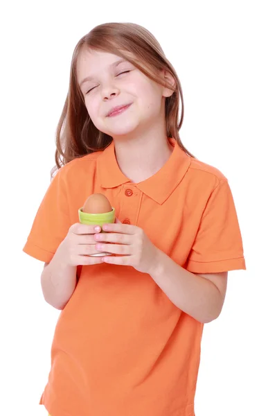 Gadis kecil memegang telur — Stok Foto