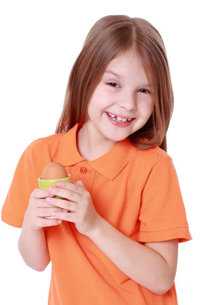 Niña sosteniendo un huevo — Foto de Stock