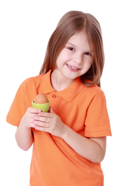 Маленькая девочка держит яйцо — стоковое фото