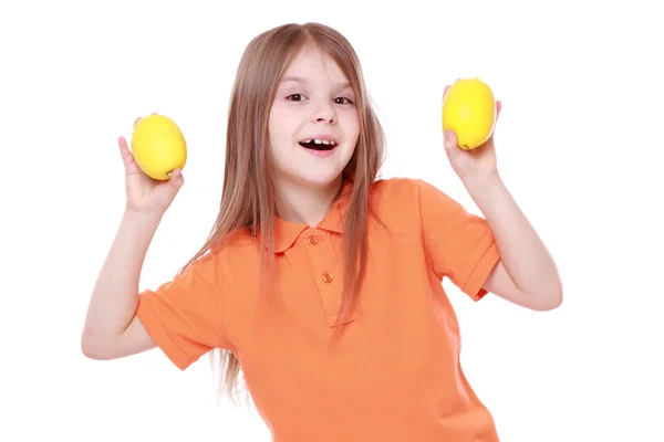 Ragazza con limoni — Foto Stock