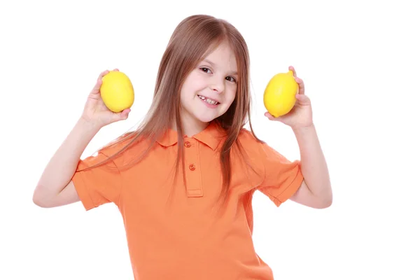 Chica con limones —  Fotos de Stock