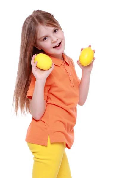 Ragazza con limoni — Foto Stock