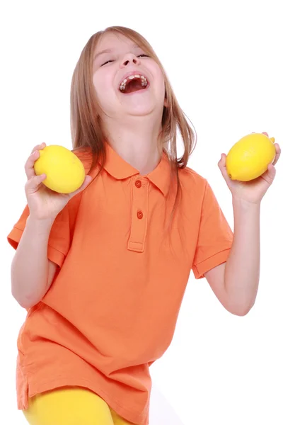 Ragazza con limoni — Foto Stock