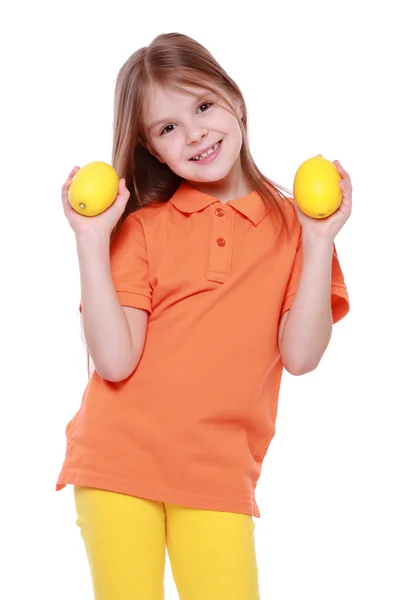 Flicka med citroner — Stockfoto