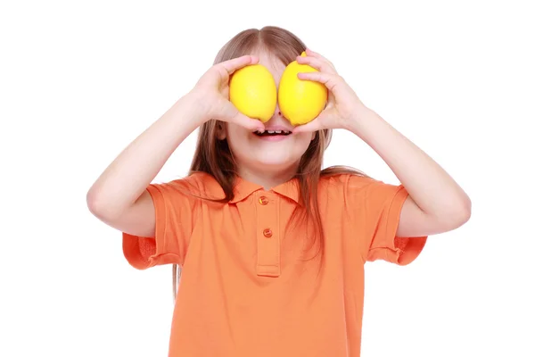 Mädchen mit Zitronen — Stockfoto