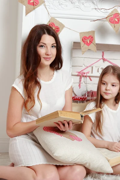 Mor och hennes dotter med bok — Stockfoto